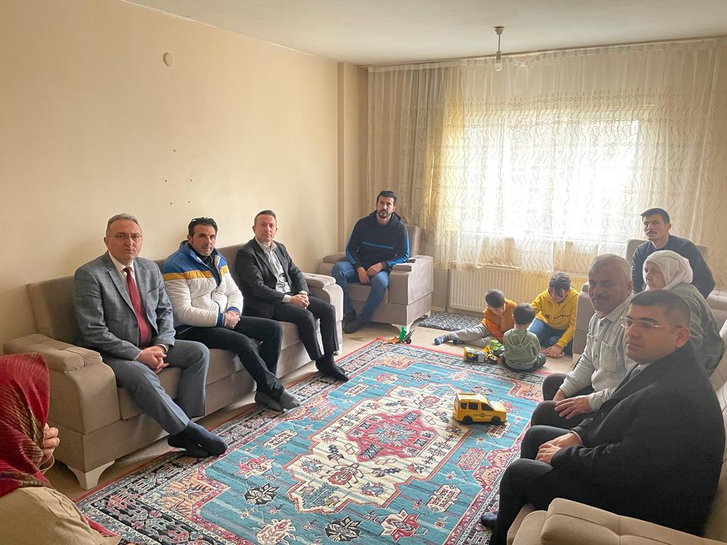 KAYMAKAMIMIZ DEPREMDEN ETKİLENİP İLÇEMİZE GELEN AİLEYİ ZİYARET ETTİ.