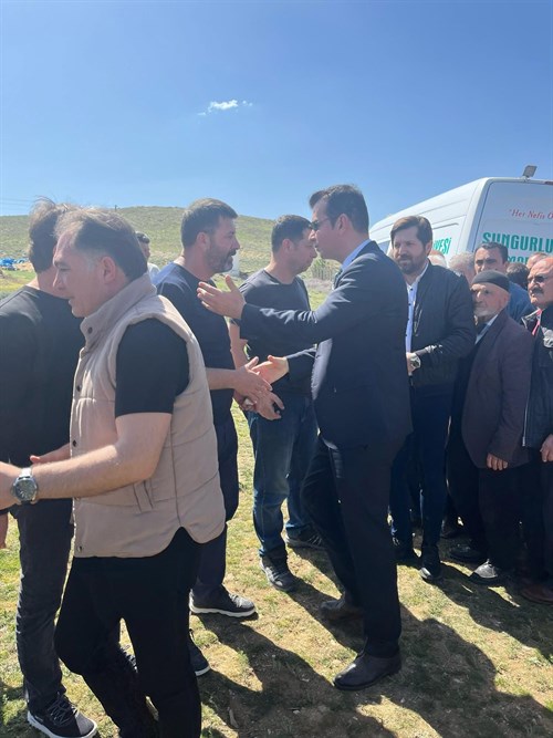 İlçe Kaymakamımız Mutlu Köksal, AK Parti İlçe Başkanı Nuh Aluç’un vefat eden babası Mehmet Aluç için düzenlenen cenaze namazına katıldı.