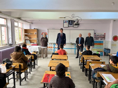 Kaymakamımız Mutlu Köksal, Hacıosman Köyü Ahmet Koz İlkokulu-Ortaokulu’nu ziyaret etti.